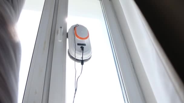 Robot nettoyeur de vitres travail sur vitre sale. Nettoyage de la maison avec des appareils intelligents. Robots aspirateurs automatiques pour nettoyer les fenêtres, un assistant pour la maison — Video