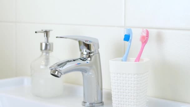 Mujer cambiando cepillos viejos para nuevo cepillo de dientes ultrasónico moderno en el baño en casa. Higiene bucal, salud dental y de las encías, dientes sanos. Productos dentales Cepillo de dientes con vibración ultrasónica. — Vídeos de Stock
