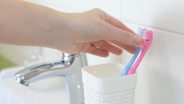 Femme changeant de vieilles brosses pour une nouvelle brosse à dents électrique ultrasonique moderne. Concept de soins buccodentaires professionnels et de dents saines en utilisant une brosse à dents intelligente sonore. Vie quotidienne et routine. — Video