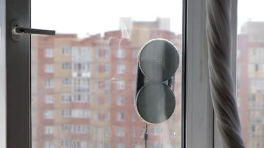 Robot cam temizleyicisi kirli camlarda çalışır. Evi akıllı aletlerle temizlemek. Pencereleri temizlemek için otomatik vakumlu robotlar, ev için bir asistan