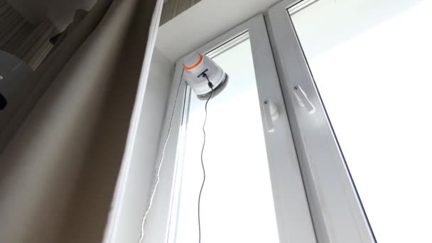 Robot czyści okna na brudnych oknach. Sprzątanie domu za pomocą inteligentnych urządzeń. Automatyczne roboty próżniowe do czyszczenia okien, asystent do domu — Wideo stockowe