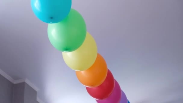 Regenboog ballonnen decoraties voor verjaardagsfeestje. Trots woord. LGBT-rechten en gendergelijkheid — Stockvideo