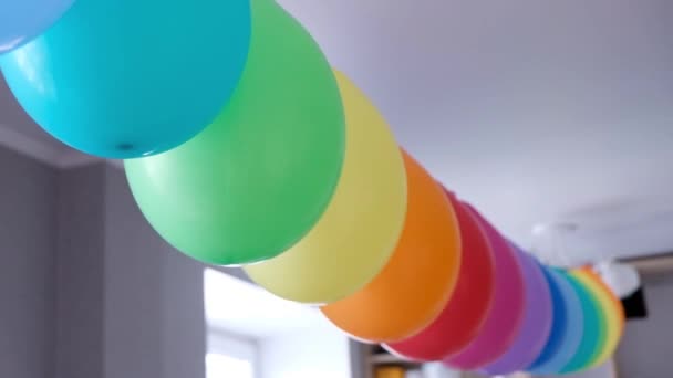 Globos de arco iris decoraciones para fiesta de cumpleaños. Palabra de orgullo. Derechos LGBT e igualdad de género — Vídeo de stock