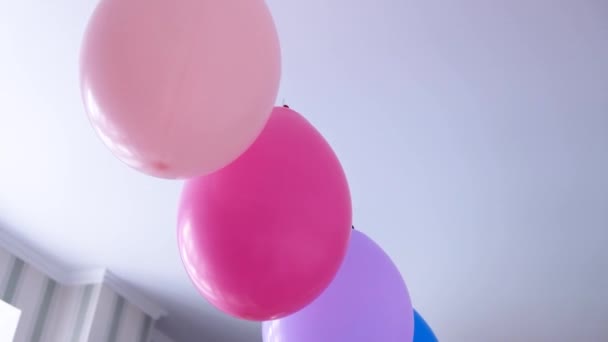 Globos de arco iris decoraciones para fiesta de cumpleaños. Palabra de orgullo. Derechos LGBT e igualdad de género — Vídeos de Stock