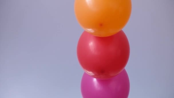 Regnbågsballonger dekorationer för födelsedagsfest. Stolt ord. HBTQ-rättigheter och jämställdhet — Stockvideo
