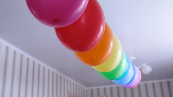 Ballons arc-en-ciel décorations pour fête d'anniversaire. Mot de fierté. Droits LGBT et égalité des sexes — Video