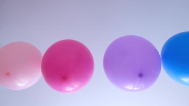 Regnbue balloner dekorationer til fødselsdagsfest. Stolthed. LGBT-rettigheder og ligestilling mellem kønnene – Stock-video