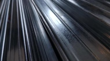 Metal profiller. Depoda paslanmaz çelik borular var. Rolled metal ürünleri. Ekonomik Metaller listesi fiyat endeksi. Finansal kriz. Duvar inşa parçaları.