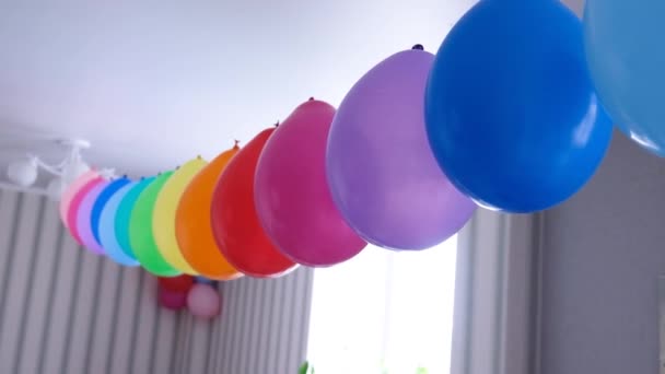 Decorazioni palloncini arcobaleno per la festa di compleanno. Parola d'orgoglio. Diritti LGBT e parità di genere — Video Stock