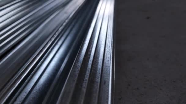 Metal profiles. Stack of stainless steel pipes in warehouse. Rolled metal products. Economic Metals list prices index. Financial crisis. Wall building parts. — Wideo stockowe