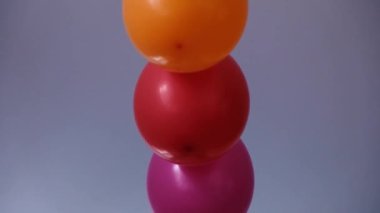 Doğum günü partisi için gökkuşağı balonları. Gurur verici bir kelime. LGBT hakları ve cinsiyet eşitliği