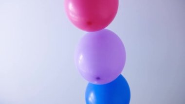 Doğum günü partisi için gökkuşağı balonları. Gurur verici bir kelime. LGBT hakları ve cinsiyet eşitliği