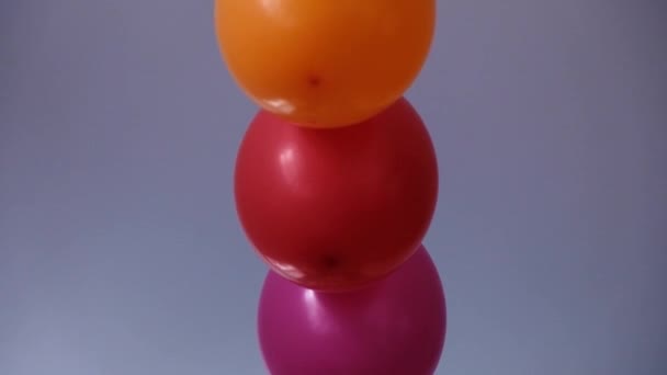 Regnbågsballonger dekorationer för födelsedagsfest. Stolt ord. HBTQ-rättigheter och jämställdhet — Stockvideo