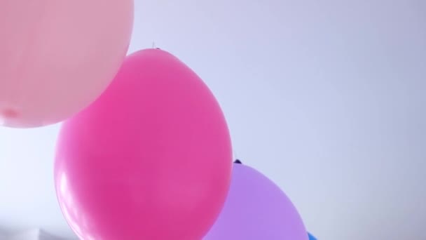 彩虹气球装饰生日派对。自豪的话。男女同性恋、双性恋和变性者权利和两性平等 — 图库视频影像