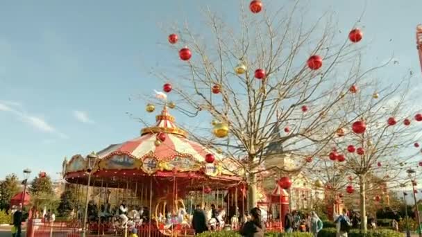 Sochi, Russia - January 02 2022: Colorful Carousel Attraction Ride With Wooden Horses. Childrens carousel of attractions in the Sochipark amusement park — Vídeo de stock