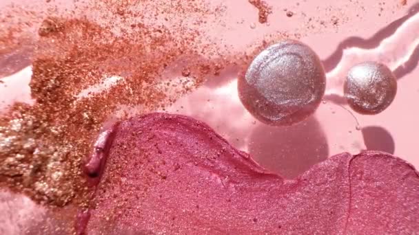 Fluido cosmético transparente rosa do gel que flui na superfície cosmética das amostras. Macro Shot. Maquiagem e cosméticos fundo. Produtos líquidos. — Vídeo de Stock