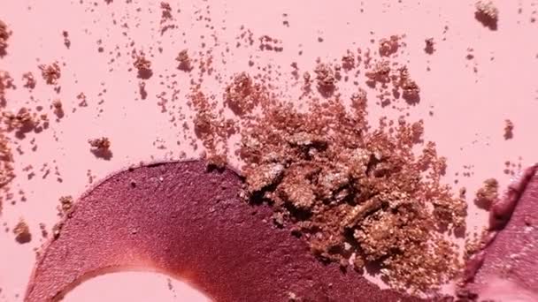 Amostras de cosméticos. Pêssego, bege, vermelho e coral tonificado cosméticos estilo flat lay. Closeup batom e sombras paleta de cores. Amostras de cosméticos de conceito criativo. Produtos de beleza em fundo pastel — Vídeo de Stock