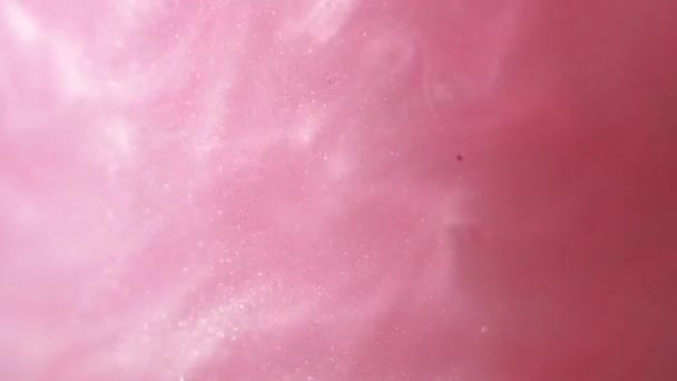 Brilhante fundo rosa abstrato. O fluido de cor está girando em belas nuvens de prata. O pó de glitter está se movendo lentamente na água. Incrível abstrato textura fundo. — Vídeo de Stock