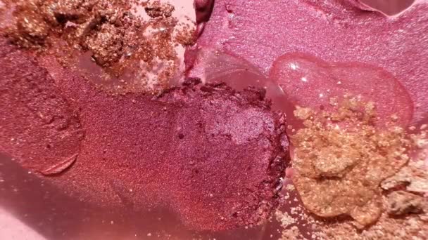 Fluido cosmético transparente rosado del gel que fluye en la superficie de las muestras cosméticas. Macro Shot. Fondo de maquillaje y cosméticos. Productos líquidos. — Vídeo de stock