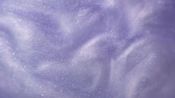 Glittrande abstrakt lila bakgrund. Färg vätska virvlar i vackra silver moln. Glitterdammet rör sig långsamt i vatten. Fantastisk abstrakt struktur bakgrund. — Stockvideo