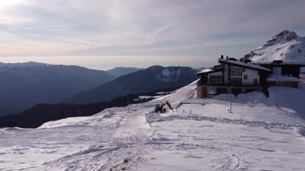 Vue aérienne du paysage de la chaîne de montagnes de neige à Sotchi sous le ciel bleu. Des images de drones d'hiver sur des sommets. Panorama épique Nature. Belle chaîne de montagnes Hiver Paysage inspirant — Video