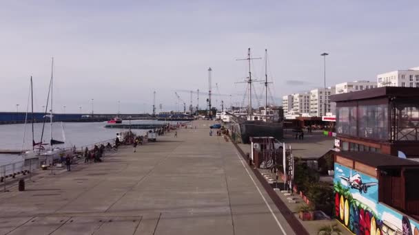 Embankment en el puerto. Dron vista aérea cinematográfica dron del puerto marítimo. Paseo marítimo. Imeretinskaya terraplén en Sochi. Puerto pesquero — Vídeos de Stock