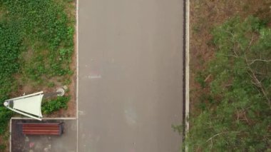 Sabah yeşil parktaki Koşan Yakışıklı Adam 'ın yukarıdan aşağı görüntüsü. Dayanıklılık Antrenmanı. Koşucu Formda Sporcu. Bacak koşusu egzersizi. Koşucu Spor Koşusu. Yaz etkinlikleri konsepti.