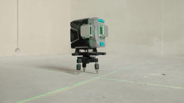 Lasernivå Konstruktion Slutarbete Rummet Laserbyggnad Nivå Med Gröna Balkar Väggen — Stockvideo