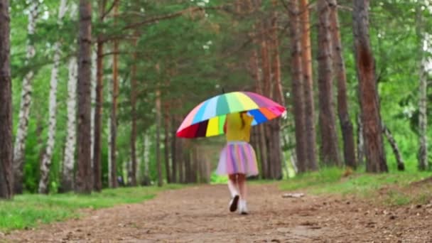 Gökkuşağı Şemsiyesi Tutan Mutlu Komik Kız Yağmurlu Yaz Parkında Oynayan — Stok video