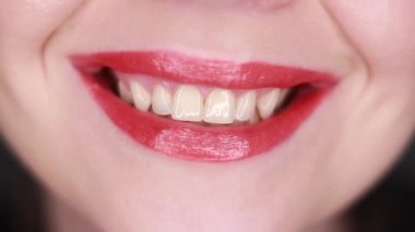 Kadın ağzı gülümsemesi sağlıklı beyaz dişleri gösteriyor. Kırmızı ruj.