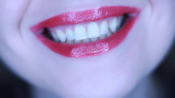 Mulher Boca Sorrindo Mostrando Dentes Brancos Saudáveis Batom Vermelho — Vídeo de Stock