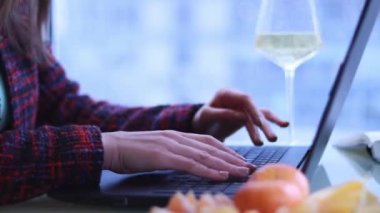 İnternetteki iletişim. Klavyeye metin yaz