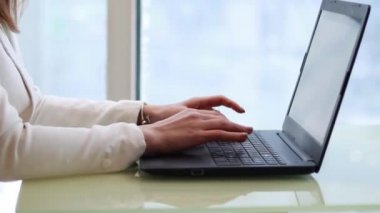 Dizüstü bilgisayarla çalışıyorum. İş dünyası