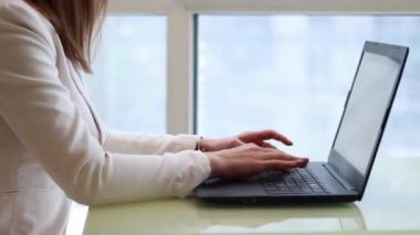 İnternetteki konferans. Dizüstü bilgisayarla çalışıyorum. İş görüşmeleri 