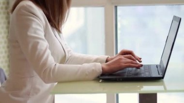 İnternetteki konferans. Dizüstü bilgisayarla çalışıyorum. İş görüşmeleri 