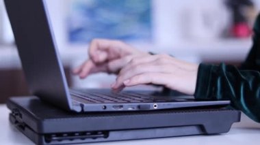 Dizüstü bilgisayarla çalışıyorum. Uzak çalışma 