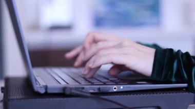 İnternetteki konferans. Dizüstü bilgisayarda çalışıyorum..