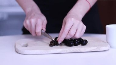 Zeytin dilimliyorum. Salata malzemesi. Sağlıklı beslenme