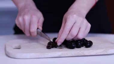 Zeytin dilimliyorum. Salata malzemesi. Sağlıklı beslenme