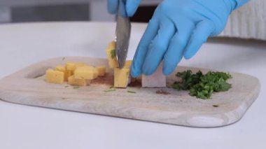 Eldivenle yemek pişirmek. Peynir dilimleme