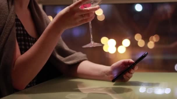 Communicatie Online Meisje Met Telefoon Avonds Een Café — Stockvideo