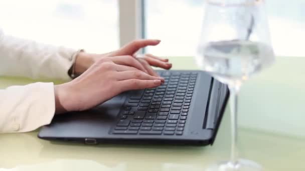 Online Conferentie Werk Aan Een Laptop Freelancer Werkt Thuis Aan — Stockvideo