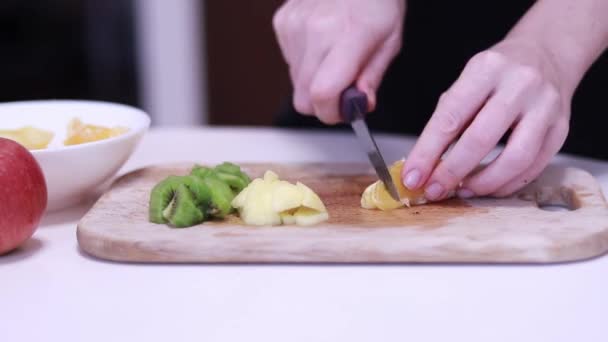 Snijd Sinaasappel Plakjes Bereiding Van Fruitsalade — Stockvideo