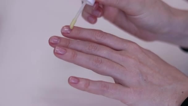 Handverzorging Gebruik Van Nagelriemolie — Stockvideo