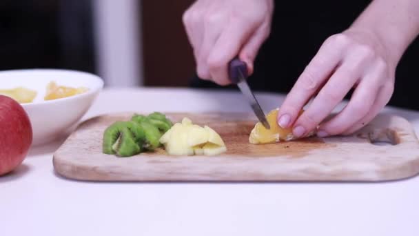Snijd Sinaasappel Plakjes Bereiding Van Fruitsalade — Stockvideo