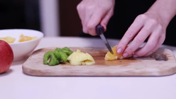 Potong Jeruk Menjadi Irisan Mempersiapkan Salad Buah — Stok Video