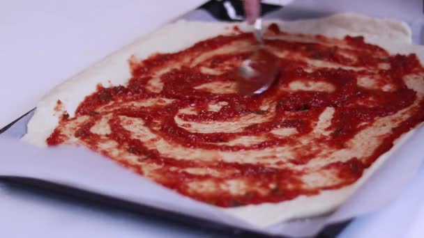 Cucinare Pizza Fatta Casa Applicare Salsa All Impasto — Video Stock