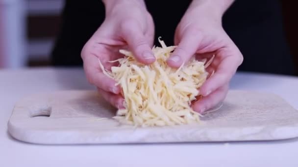 Käse Auf Der Reibe Gerieben — Stockvideo