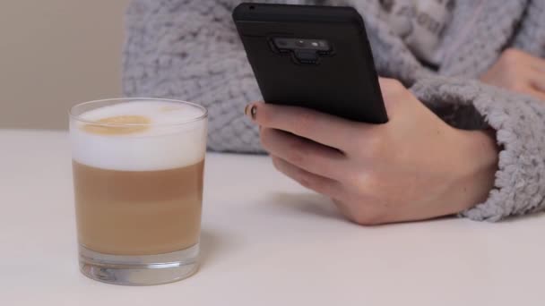 Morgenkaffee Und Online Kommunikation — Stockvideo