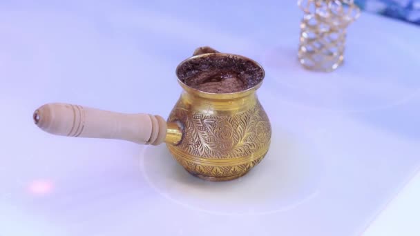 在炉子上煮咖啡用的土耳其人 — 图库视频影像